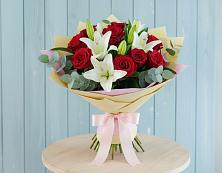 Букет цветов из:  Лилии и Розы в Октябрьском Удмуртской республики