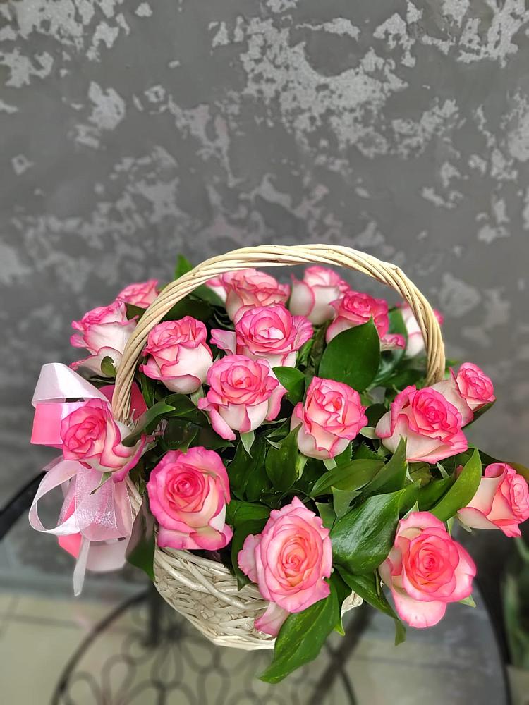 Цветочная композиция из Розы в корзине в Октябрьском Удмуртской республики