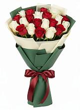 Букет Микс из красных и белых роз в Октябрьском Удмуртской республики
