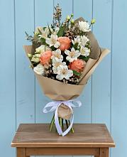 Букет цветов из:  Альстромерии, Лизиантусы, Розы и Хризантемы в Октябрьском Удмуртской республики