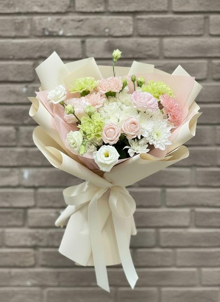 Букет цветов из: Гвоздики, Розы, Лизиантусы и Хризантемы в Октябрьском Удмуртской республики