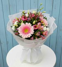 Букет цветов из:  Герберы, Альстромерии и Лизиантусы в Октябрьском Удмуртской республики