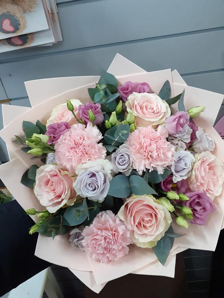 Букет цветов из: Розы, Гвоздики и Лизиантусы в Октябрьском Удмуртской республики