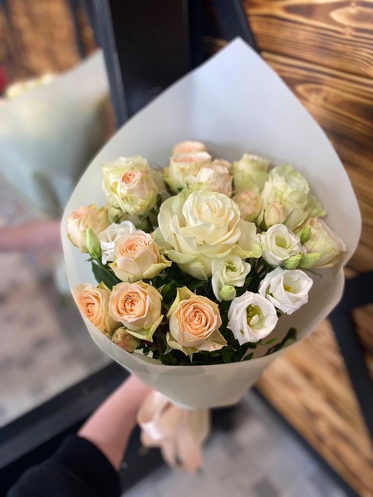 Букет цветов из: Розы и Лизиантусы в Октябрьском Удмуртской республики